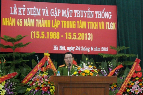 Đồng chí Đại tá, TS. Đặng Xuân Khang, Phó Giám đốc Học viện CSND phát biểu chúc mừng Trung tâm TTKH & TLGK